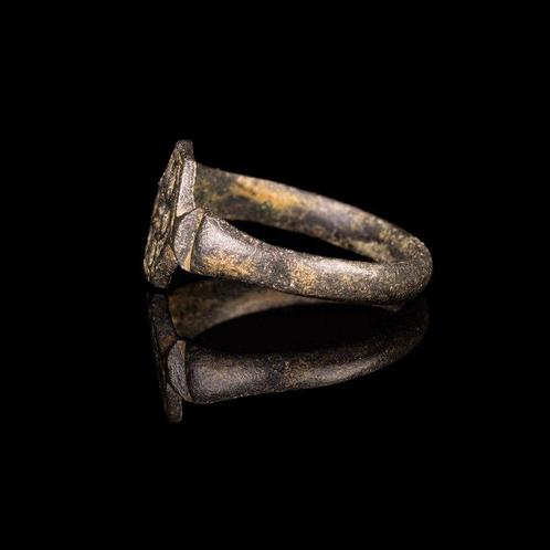 Oud-Romeins Bronzen ring met hexagonale bezel (Zonder, Antiek en Kunst, Antiek | Overige Antiek