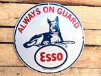 Esso - "Always on Guard" - Gebold Emaille Bord, Verzamelen, Merken en Reclamevoorwerpen, Verzenden, Nieuw