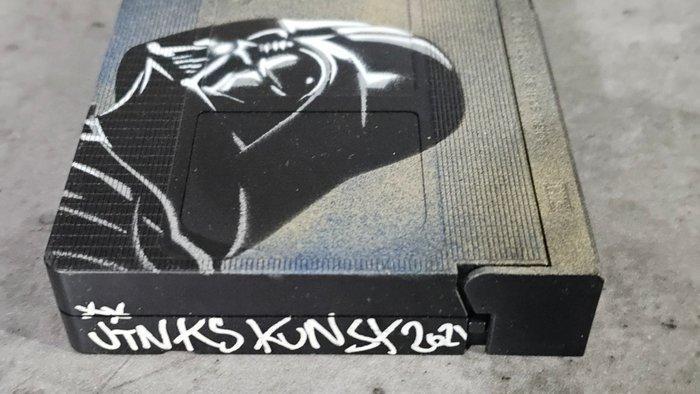 Jinks Kunst - Darth Vader (vintage VHS), Antiek en Kunst, Kunst | Designobjecten