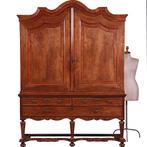 Majestueus kruisvoet kabinet met gewelfde kroon in noten met, Antiek en Kunst, Antiek | Meubels | Kasten, Ophalen of Verzenden