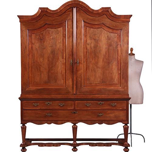 Majestueus kruisvoet kabinet met gewelfde kroon in noten met, Antiek en Kunst, Antiek | Meubels | Kasten, Ophalen of Verzenden