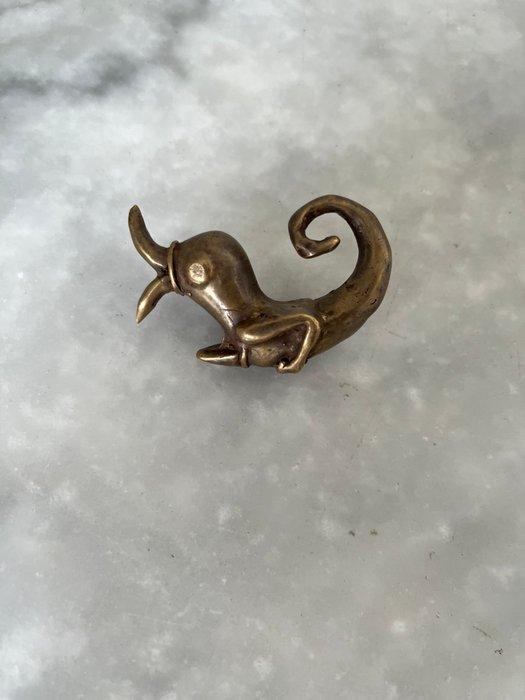 Een paar massieve messing oorbellen met aso-motief - Dayak -, Antiek en Kunst, Kunst | Niet-Westerse kunst