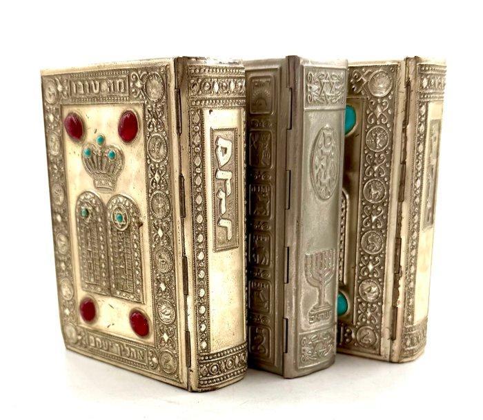 Judaica – Lot of 3 Decorative Metal Bound Siddur Prayer, Antiek en Kunst, Antiek | Boeken en Bijbels