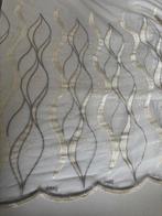 Gordijnstof van Franse tule met borduurwerk, Stijl