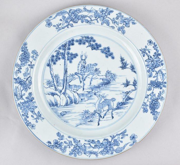 Onderbord - Een grote Chinese blauw-witte hert schaal. - Een, Antiek en Kunst, Antiek | Overige Antiek