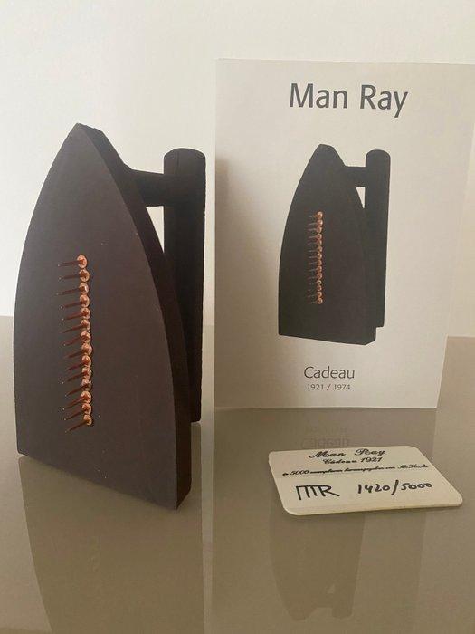 Man Ray (1890-1976) - Cadeau, Antiek en Kunst, Kunst | Designobjecten