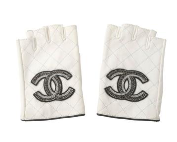 Een paar Chanel vingerloze handschoenen beschikbaar voor biedingen