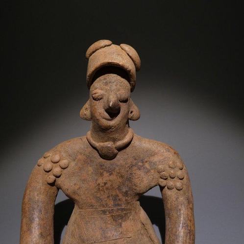 Colima, Westkust Mexico Terracotta Zittend figuur. 13 cm H., Verzamelen, Mineralen en Fossielen