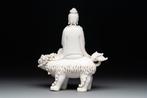 Bodhisattva on a Buddhist Foo lion - Blanc de Chine,, Antiek en Kunst