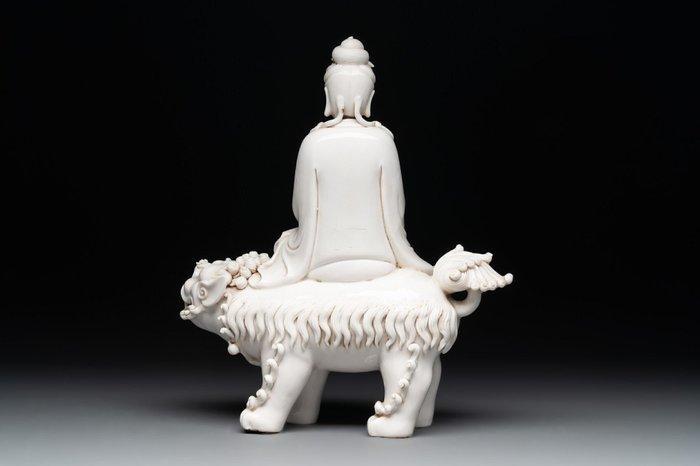 Bodhisattva on a Buddhist Foo lion - Blanc de Chine,, Antiek en Kunst, Antiek | Overige Antiek