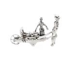 Antiek zilveren beeldje van een man en vrouw met kruiwagen, Sieraden, Tassen en Uiterlijk, Antieke sieraden, Ophalen of Verzenden