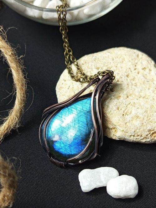 Ambachtelijk sieraad in topkwaliteit blauw Labradoriet,, Verzamelen, Mineralen en Fossielen