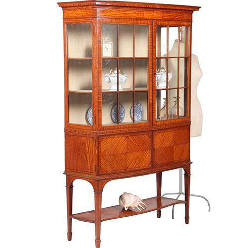 Ingelegde satijnhouten bowfront vitrinekast fijn meubelmaker, Antiek en Kunst, Antiek | Meubels | Tafels, Ophalen of Verzenden