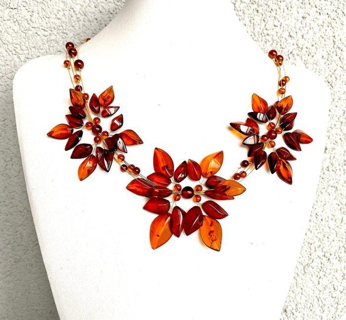 Hele stenen Baltisch amber - houtsnijwerk bloemrijke ketting, Antiek en Kunst, Curiosa en Brocante