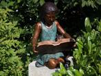 Bronzen Lezend Meisje Met Kat - Unieke Tuindecoratie, Tuin en Terras, Verzenden, Nieuw, Metaal, Mensenbeeld