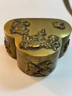 9 Japanse decoratieve objecten: Japans bootje, doos,, Antiek en Kunst