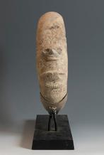 Taíno Steen Belangrijk en groot figuratief juk. 33 cm hoog.