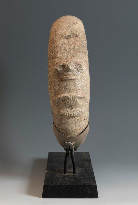 Taíno Steen Belangrijk en groot figuratief juk. 33 cm hoog., Verzamelen, Mineralen en Fossielen