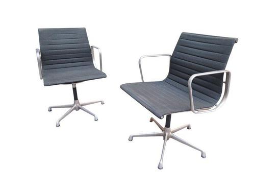ICF - Charles & Ray Eames - Fauteuil (2) - EA108 - IJzer,, Antiek en Kunst, Antiek | Meubels | Stoelen en Banken