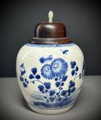 Antieke Chinese blauw-witte gemberpot met houten, Antiek en Kunst
