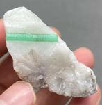 Smaragdkristal, natuurlijk en rauw / Kwarts. - Hoogte: 55 mm, Verzamelen, Mineralen en Fossielen
