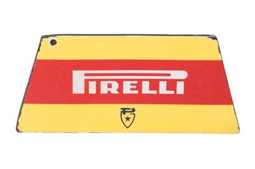 Een geëmailleerd reclamebord van Pirelli beschikbaar voor biedingen