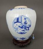 Jardinière - Jongens die spelen met een krab aan een touw en, Antiek en Kunst