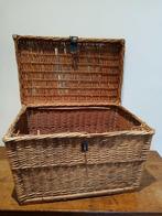 Large wicker trunk with metal locker and handles -, Antiek en Kunst, Curiosa en Brocante