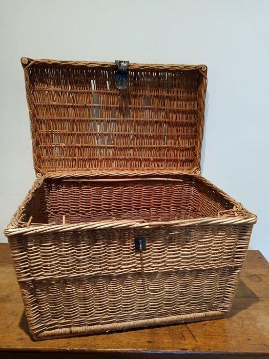 Large wicker trunk with metal locker and handles -, Antiek en Kunst, Curiosa en Brocante
