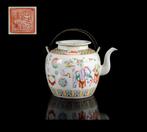 Een Chinese theepot uit The Hundred Antiques met deksel. -
