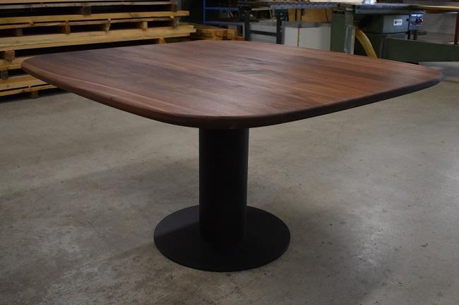 Deens ronde notenhouten eettafel 135 cm met zwarte kolompoot, Huis en Inrichting, Tafels | Eettafels, 100 tot 150 cm, 100 tot 150 cm
