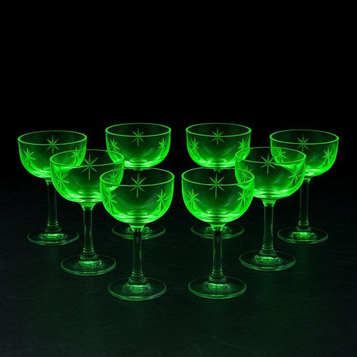 Drinkservies (8) - Uraniumglas - Ambachtelijk vervaardigd, Antiek en Kunst, Antiek | Glas en Kristal