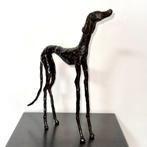 Abdoulaye Derme - sculptuur, Chien Lévrier élancé - 33 cm -