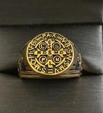 Ring met de Cruz de San Benito, verguld met 24-karaats goud.