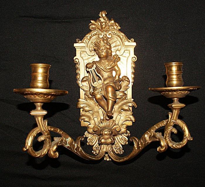 Paire dapplique à deux lumières orné dun Cupidon, en, Antiek en Kunst, Antiek | Meubels | Stoelen en Banken