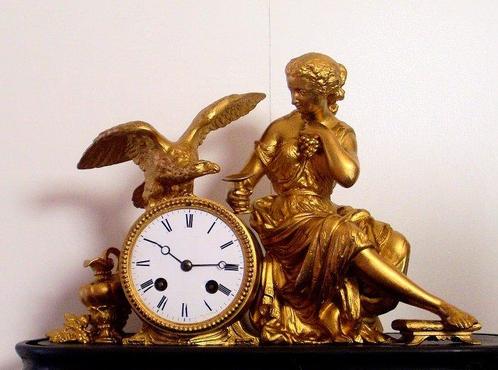 Pendule - Antiek verguld metaal, op een verweerde houten, Antiek en Kunst, Antiek | Klokken
