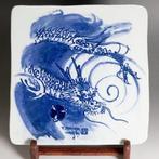 Een keramisch paneel met een afbeelding, vervaardigd in