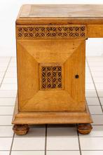 Antiek Bureau met Houtgesneden Details, Huis en Inrichting, Bureaus, Ophalen of Verzenden, Nieuw