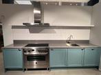Showroom Stijlvolle blauwe keuken met inductie fornuis, Huis en Inrichting, Keuken | Complete keukens, Nieuw, Blauw, Enkelwandige keuken