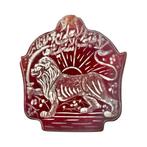 Karneoolagaat-hanger met leeuw- en zonmotief en inscriptie –