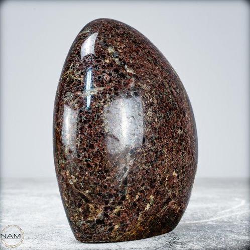 Grote eerste kwaliteit granaat Vrije vorm- 816.35 g, Verzamelen, Mineralen en Fossielen