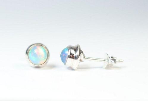 Ethiopische Opal / Welo-opal 2 oorknopjes / cabochon /, Verzamelen, Mineralen en Fossielen