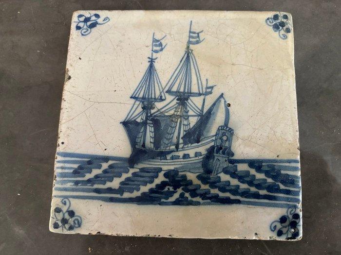 Tegel - Een schepentegel, VOC - 1650-1700, Antiek en Kunst, Antiek | Glas en Kristal