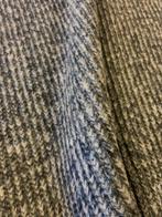 Zacht gebreid wollen stof voor kleding, gemaakt in Italië -