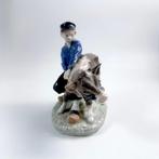 Royal Copenhagen - Beeldje - Boy walking to the field with, Antiek en Kunst
