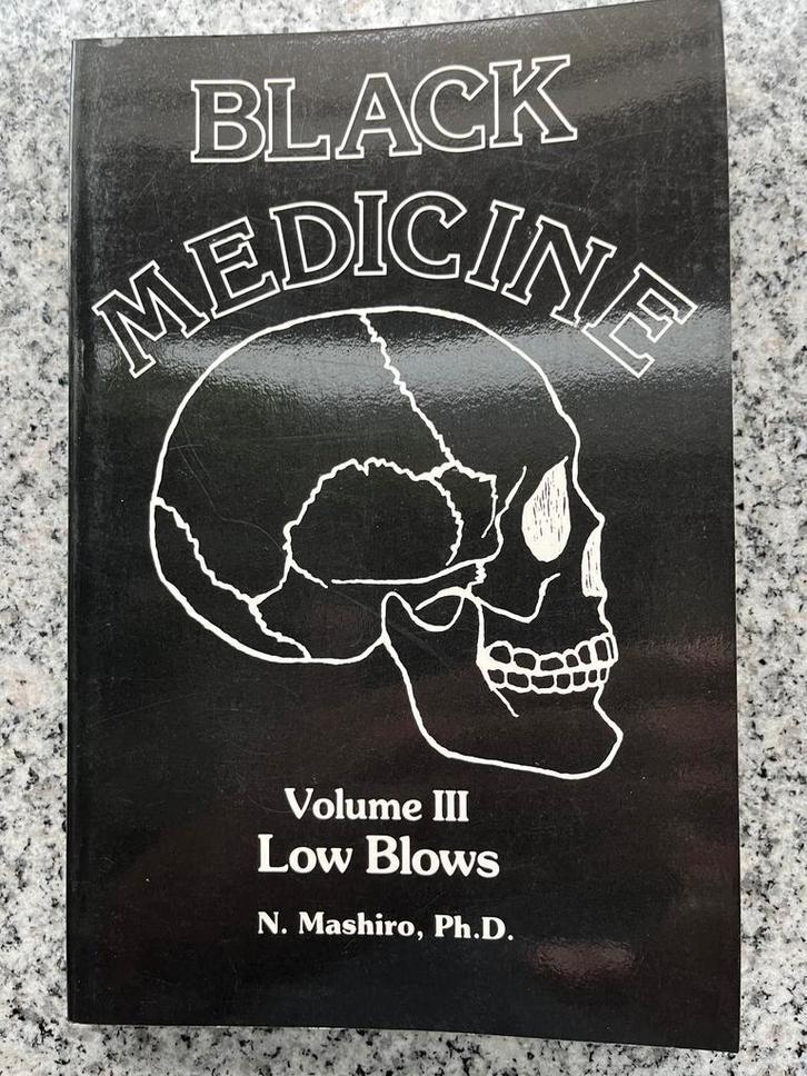 Black medicin – Low blows – Volume III, Boeken, Sportboeken, Vechtsport, Gelezen, Verzenden