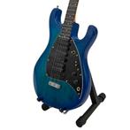Miniatuur Ernie Ball Music Man gitaar met gratis standaard, Verzamelen, Ophalen of Verzenden, Nieuw, Pop, Beeldje of Miniatuur