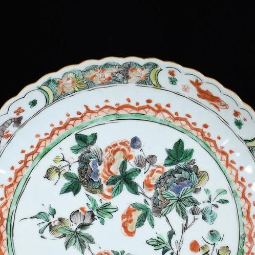 Bord - Coupe polylobée aux émaux de la Famille Verte à décor, Antiek en Kunst, Antiek | Overige Antiek
