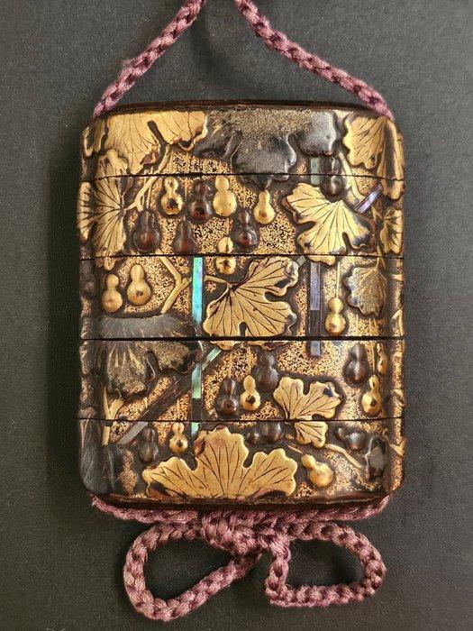 Inro, ojime Edo-periode - Hout, lak, goud, zwart, parelmoer, Antiek en Kunst, Antiek | Overige Antiek