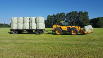 Gras, hooi, stro balen transport rond of vierkant met wagen beschikbaar voor biedingen